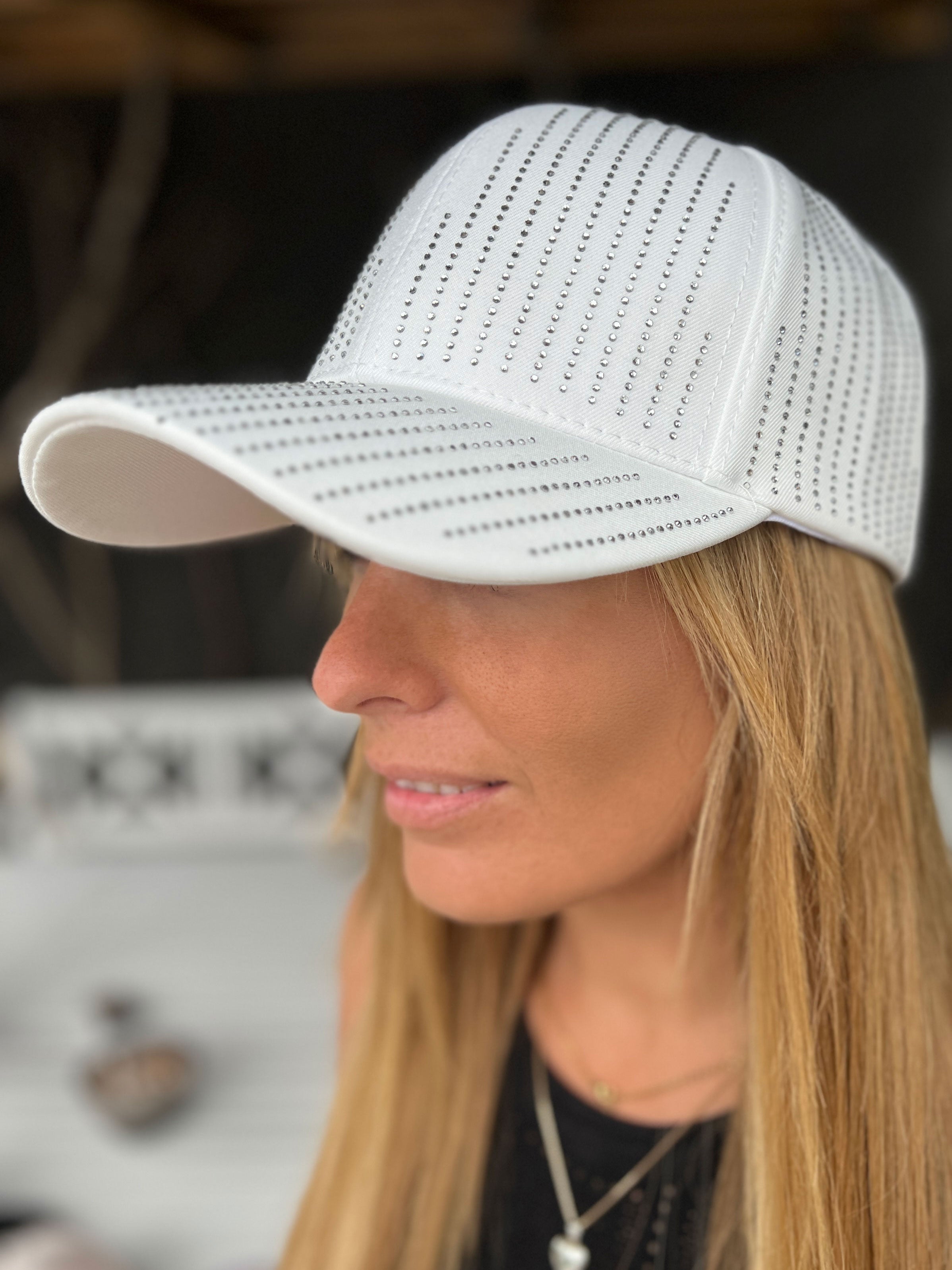 Mallie - Enfärgad keps med dekor i fuskpäls - White